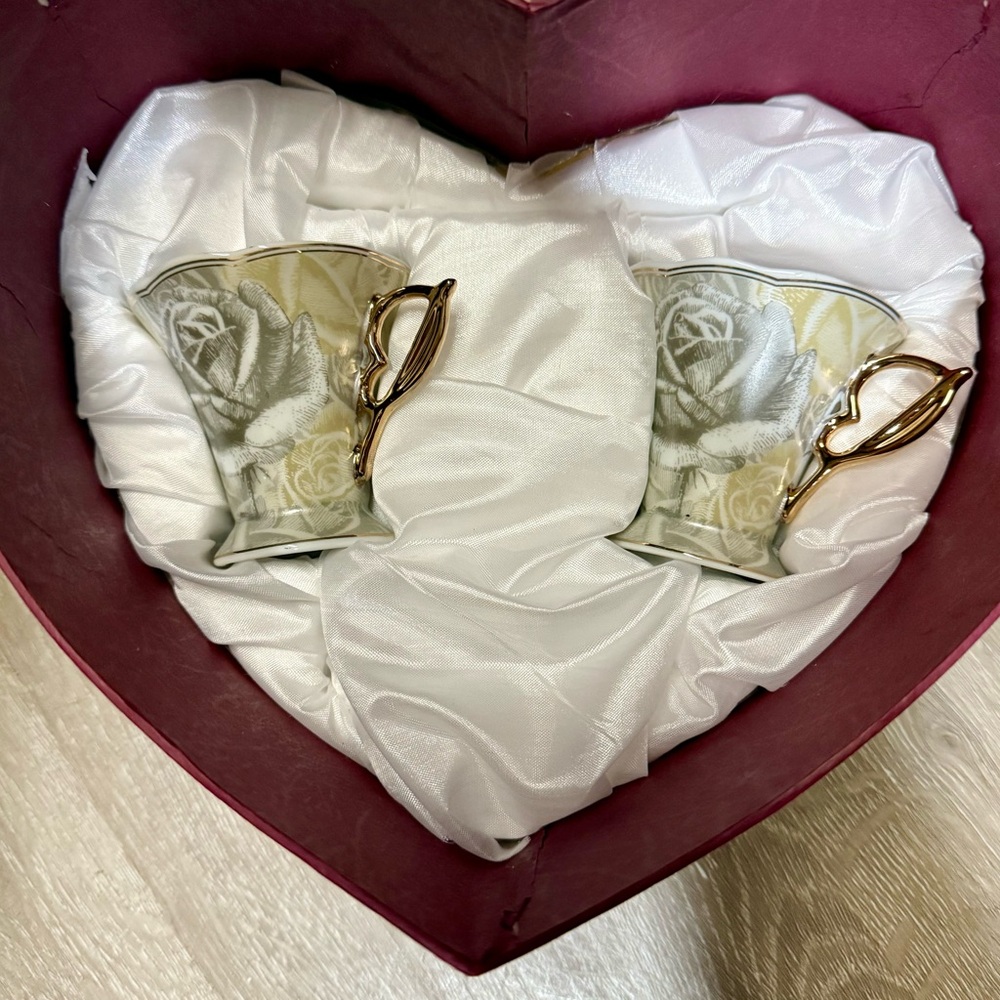 Elegant Rose tea/ coffee set by lorren home trends
